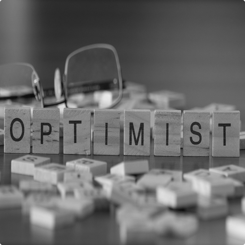 Perché essere Ottimisti è controintuitivo e vincente quando si investe